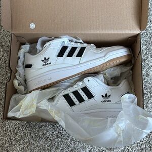 Women’s 8.5 (men’s 7) adidas shoes brand new